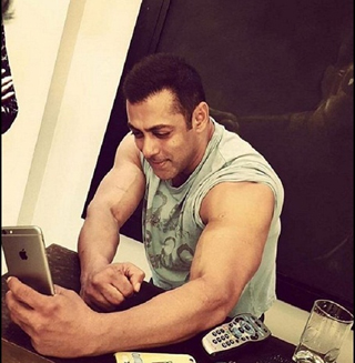 OH SO HOT! Salman Khan caught clicking a selfie on the sets of ‘Sultan’